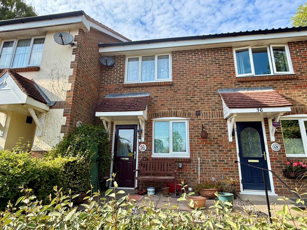 Lot: 131 - TWO-BEDROOM HOUSE FOR INVESTMENT OR OCCUPATION - Mid-terrace house arranged over two floors